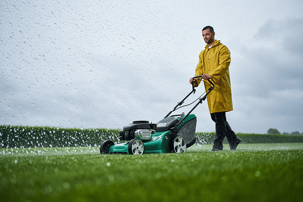 Можно ли оставлять газонокосилку под дождем? Технические аспекты и рекомендации