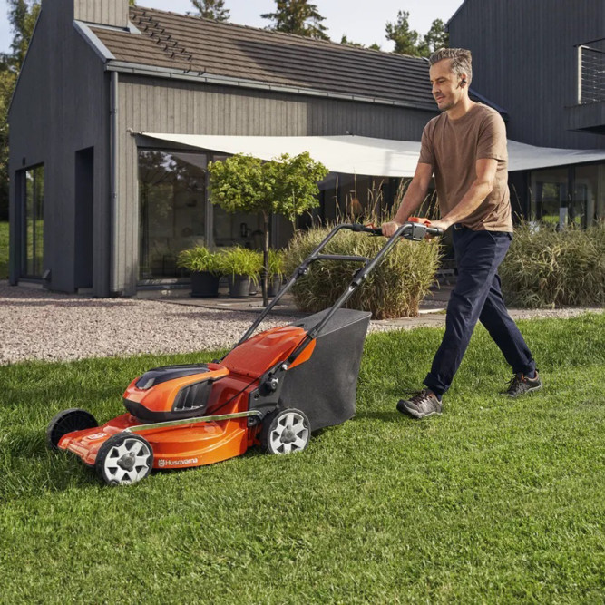 Аккумуляторная газонокосилка Husqvarna LC142i с аккумулятором и ЗУ