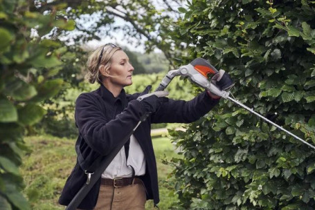 Аккумуляторные штанговые ножницы для живой изгороди Husqvarna 520iHT4