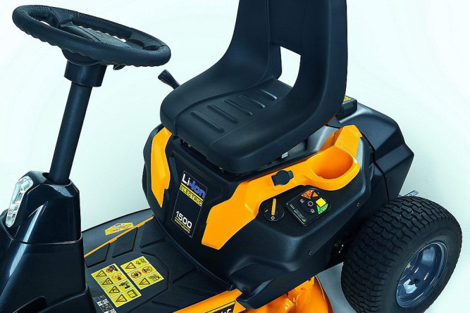 Аккумуляторный садовый райдер Cub Cadet LR2 ES76