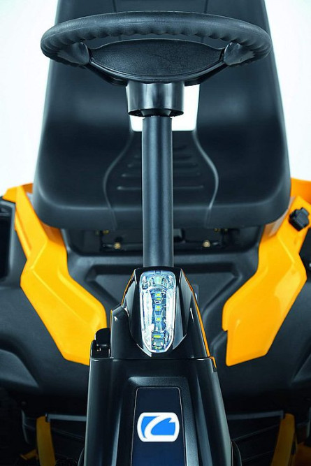 Аккумуляторный садовый райдер Cub Cadet LR2 ES76
