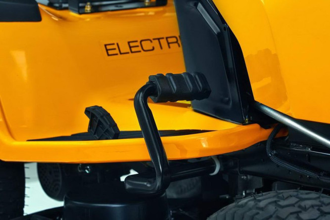 Аккумуляторный садовый трактор Cub Cadet XT2 ES107