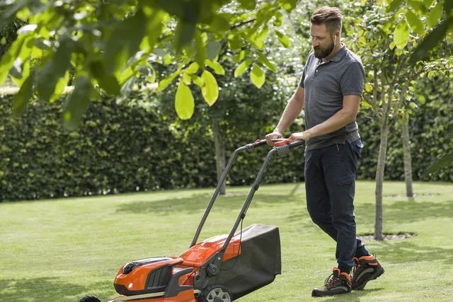 Аккумуляторная газонокосилка Husqvarna LC137i с ЗУ C80 и акк. BLi 20