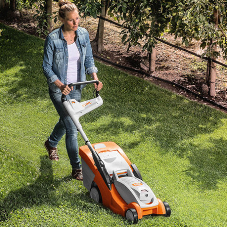 Аккумуляторная газонокосилка Stihl RMA 339 C, с AK 20 и AL 101