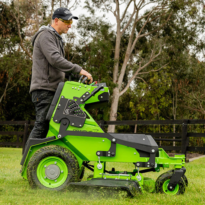 Райдер садовый аккумуляторный Greenworks ZTCS92, 82V, 92 см, с АКБ 8 кВ с нулевым радиусом разворота