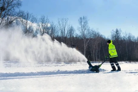 Снегоуборщик аккумуляторный Greenworks 82SN22, 82V, 56 см, бесщеточный, c 1хАКБ 8АЧ и ЗУ