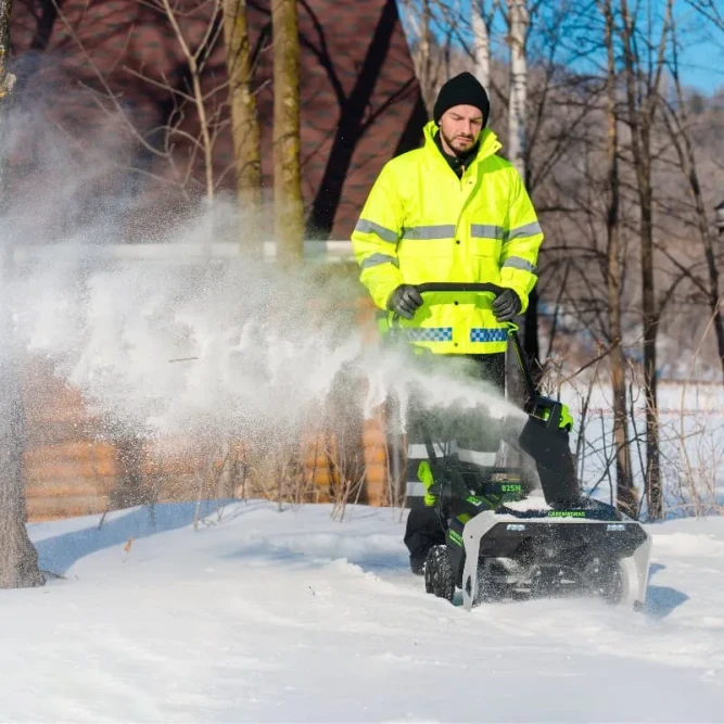 Снегоуборщик аккумуляторный Greenworks 82SN22, 82V, 56 см, бесщеточный, c 1хАКБ 5Ач и ЗУ