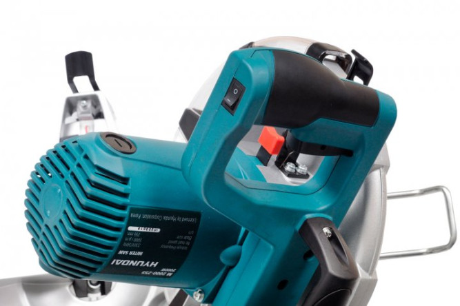 Торцовочная пила HYUNDAI M 2500-255S