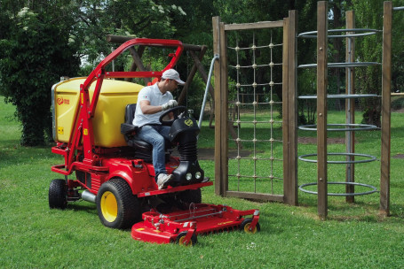 Машина для уборки травы на спортплощадках Gianni Ferrari PGS 230 Synthetic 23 л.с.