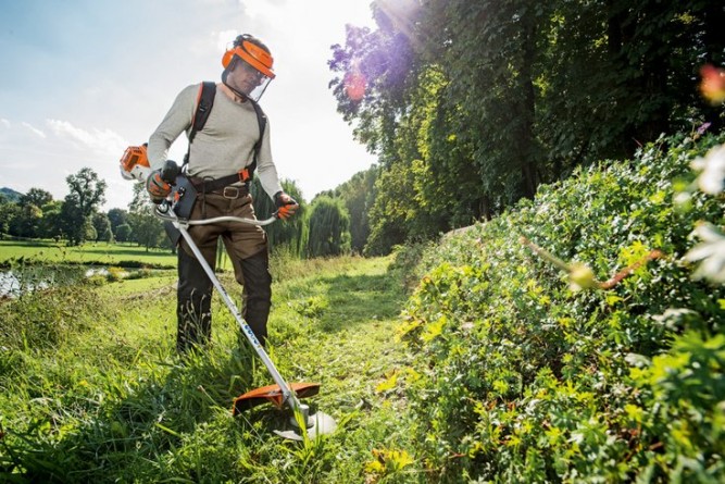 Бензокоса STIHL FS 94 C-E с двухлопастным ножом и леской