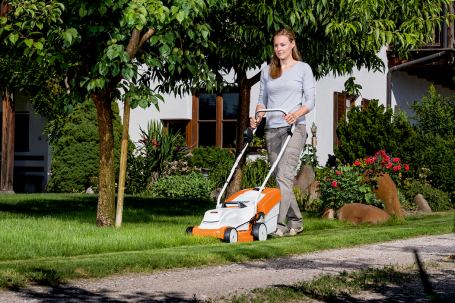 Аккумуляторная газонокосилка Viking MA 235, с AK 20 и AL 101