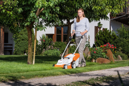 Аккумуляторная газонокосилка Stihl RMA 235 c AK 20 и AL 101