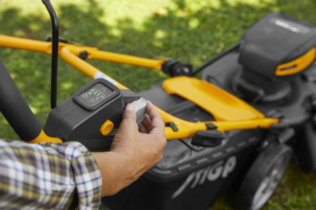 Аккумуляторная газонокосилка Stiga COMBI 753 SQ AE