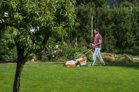 Аккумуляторная газонокосилка Stihl RMA 235 c AK 30 и AL 101